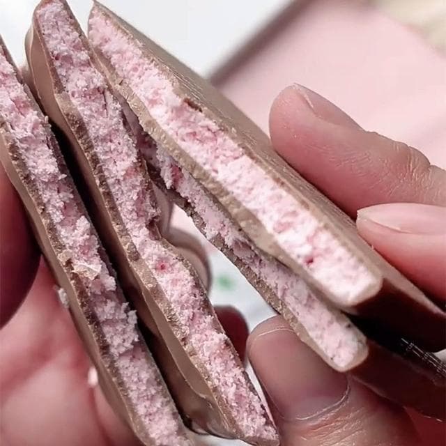 Eason原進口白俄羅斯康美娜巧克力草莓榛果椰子牛奶夾心