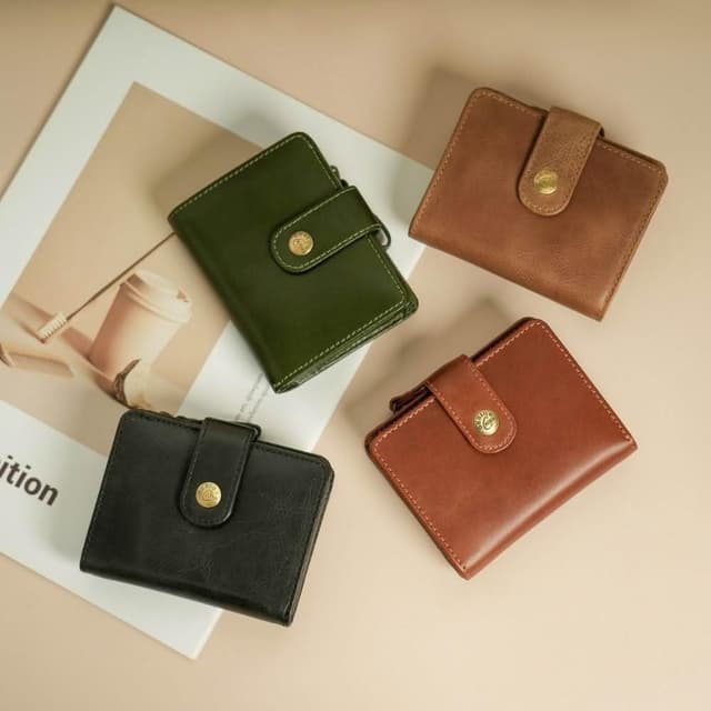 【CALTAN】CALTAN DESIGN | 扣式小巧時尚短夾 074349 五色(真皮 中夾 皮夾 錢包)