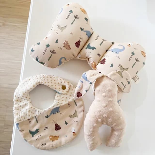 【Lianne baby】奶茶粉恐龍探險三件組 嬰兒禮物蝴蝶枕圍兜樂豆兔彌月禮(滿月禮 收涎禮物 週歲禮彌月禮盒)