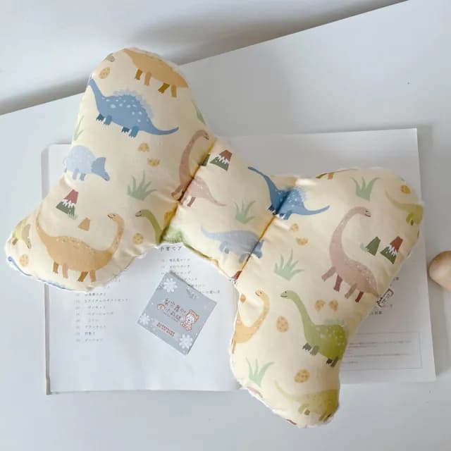 【Lianne baby】龍寶寶嬰兒禮物 恐龍大地蝴蝶枕圍兜兩入組(彌月禮盒 嬰兒禮物 週歲禮 龍寶寶 滿月禮)