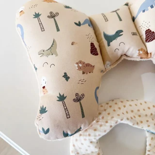 【Lianne baby】奶茶粉恐龍探險三件組 嬰兒禮物蝴蝶枕圍兜樂豆兔彌月禮(滿月禮 收涎禮物 週歲禮彌月禮盒)