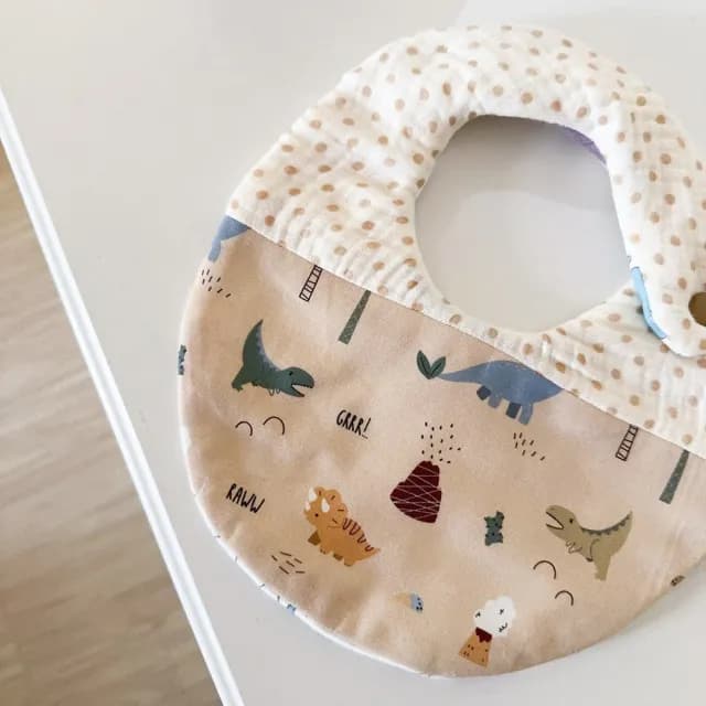 【Lianne baby】奶茶粉恐龍探險三件組 嬰兒禮物蝴蝶枕圍兜樂豆兔彌月禮(滿月禮 收涎禮物 週歲禮彌月禮盒)