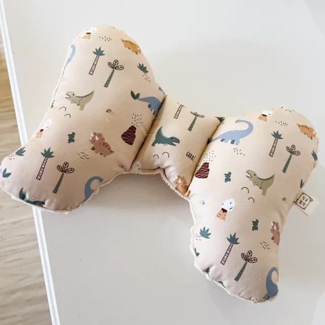 【Lianne baby】奶茶粉恐龍探險三件組 嬰兒禮物蝴蝶枕圍兜樂豆兔彌月禮(滿月禮 收涎禮物 週歲禮彌月禮盒)