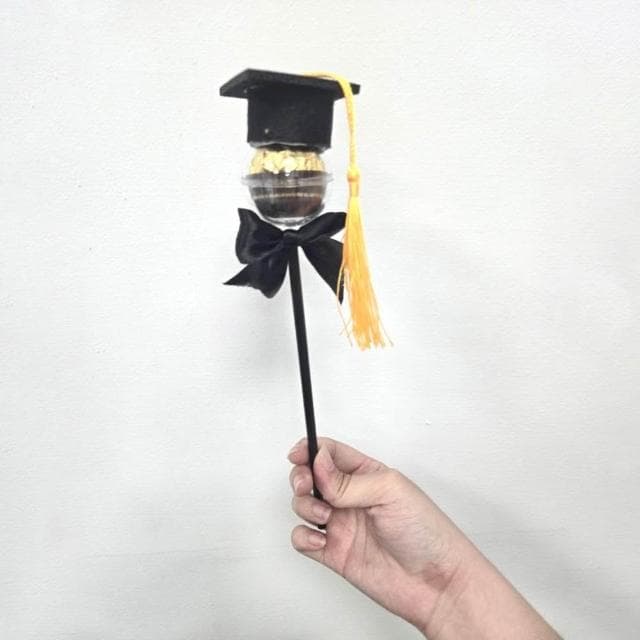 氣球快易送🧾開發票 超Q畢業金沙棒 學士帽 畢業生 金莎 巧克力糖果 畢業禮物 金莎棒 畢業季 畢業花束 畢業金沙