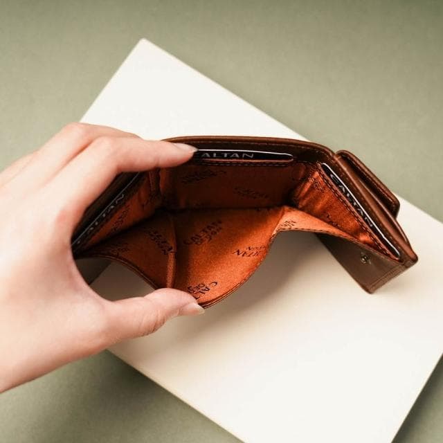 【CALTAN】CALTAN DESIGN | 序曲2文藝打褶真皮三折短夾 075360 兩色(真皮 中夾 錢包 招財 母錢包)