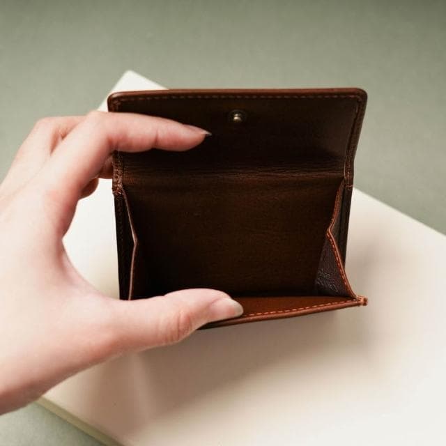 【CALTAN】CALTAN DESIGN | 曡影文藝雙層扣式真皮三折短夾 075351 兩色(真皮 中夾 錢包 招財 母錢包)