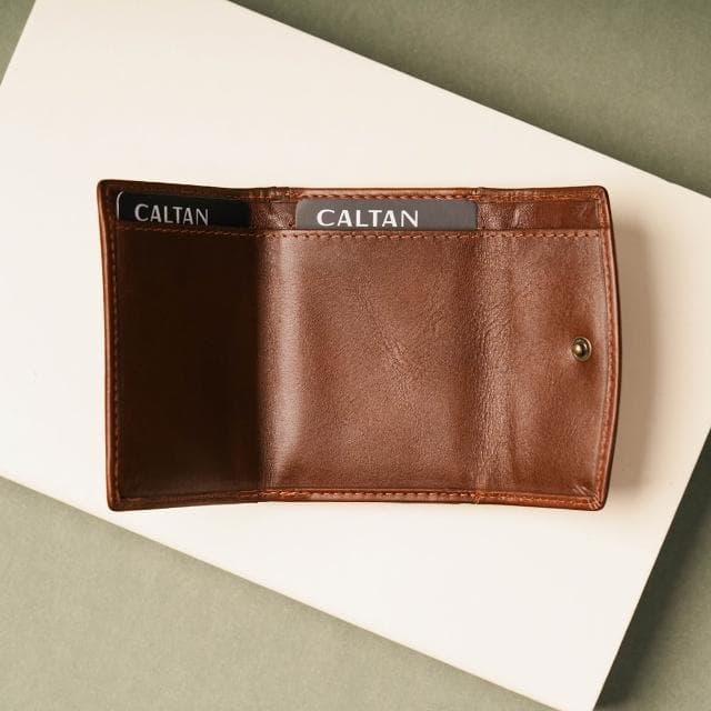 【CALTAN】CALTAN DESIGN | 序曲文藝雙扣真皮三折短夾 075334 兩色(真皮 中夾 錢包 招財 母錢包)