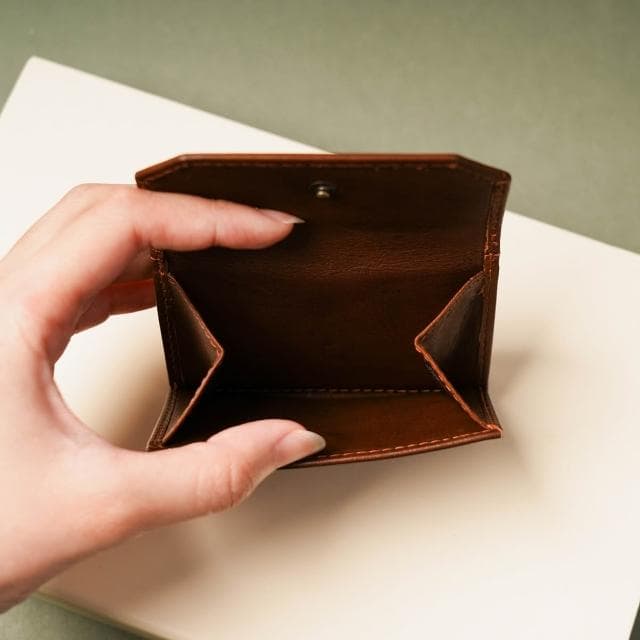 【CALTAN】CALTAN DESIGN | 序曲文藝雙扣真皮三折短夾 075334 兩色(真皮 中夾 錢包 招財 母錢包)