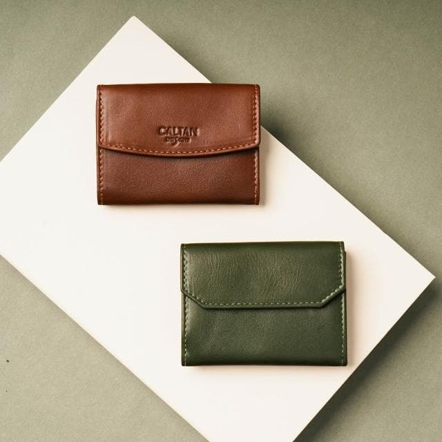 【CALTAN】CALTAN DESIGN | 序曲文藝雙扣真皮三折短夾 075334 兩色(真皮 中夾 錢包 招財 母錢包)