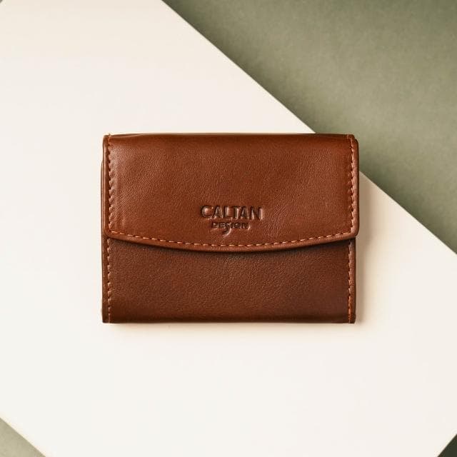 【CALTAN】CALTAN DESIGN | 序曲文藝雙扣真皮三折短夾 075334 兩色(真皮 中夾 錢包 招財 母錢包)