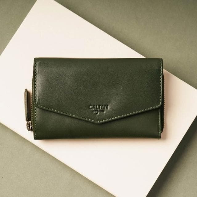 【CALTAN】CALTAN DESIGN | 信封三折扣式真皮中長夾 075192 兩色(真皮 中夾 錢包 皮夾 穿搭)