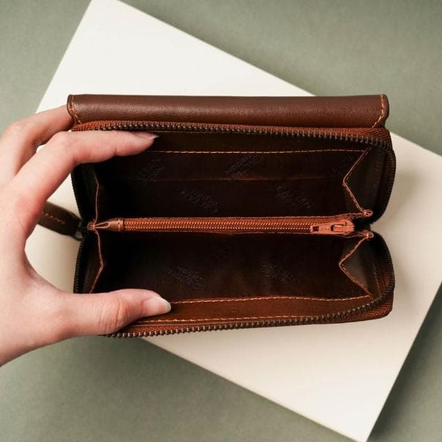 【CALTAN】CALTAN DESIGN | 信封三折扣式真皮中長夾 075192 兩色(真皮 中夾 錢包 皮夾 穿搭)