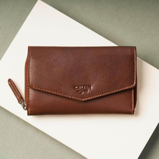 【CALTAN】CALTAN DESIGN | 信封三折扣式真皮中長夾 075192 兩色(真皮 中夾 錢包 皮夾 穿搭)