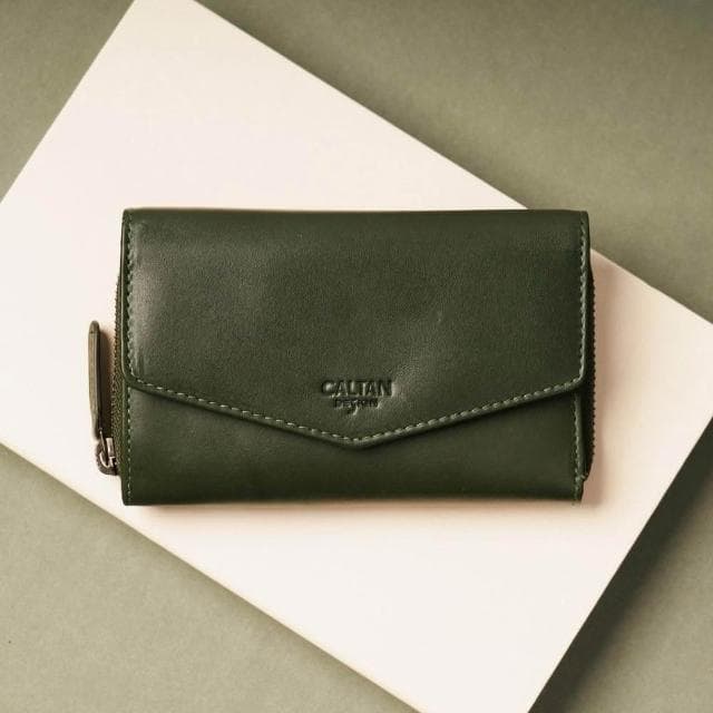 【CALTAN】CALTAN DESIGN | 信封三折扣式真皮中長夾 075192 兩色(真皮 中夾 錢包 皮夾 穿搭)