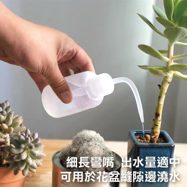 【蛋蛋購物】園藝按壓式尖嘴澆花瓶 500ml ( 深入土壤 滴嘴彎壺 尖嘴壺 植物 澆水器 澆水壺 擠壓瓶 塑膠瓶 酒精瓶 盆栽 )