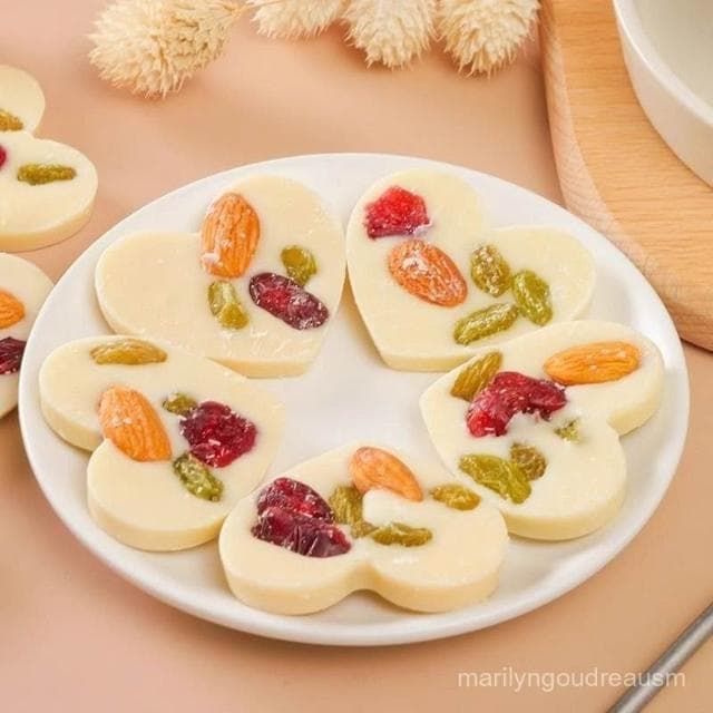 文文甄選 新疆堅果炒酸奶片混合厚切巧克力零食牛奶夾心整箱批發