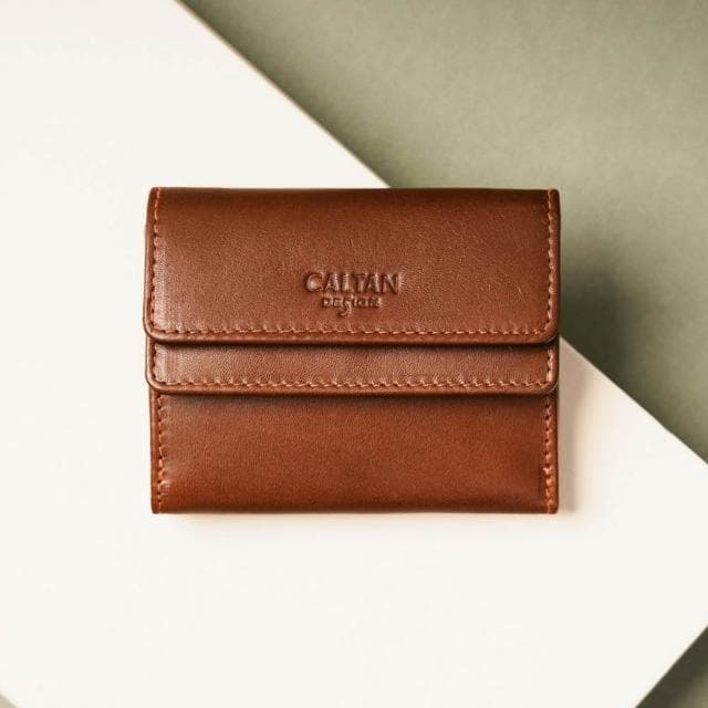 【CALTAN】CALTAN DESIGN | 曡影文藝雙層扣式真皮三折短夾 075351 兩色(真皮 中夾 錢包 招財 母錢包)