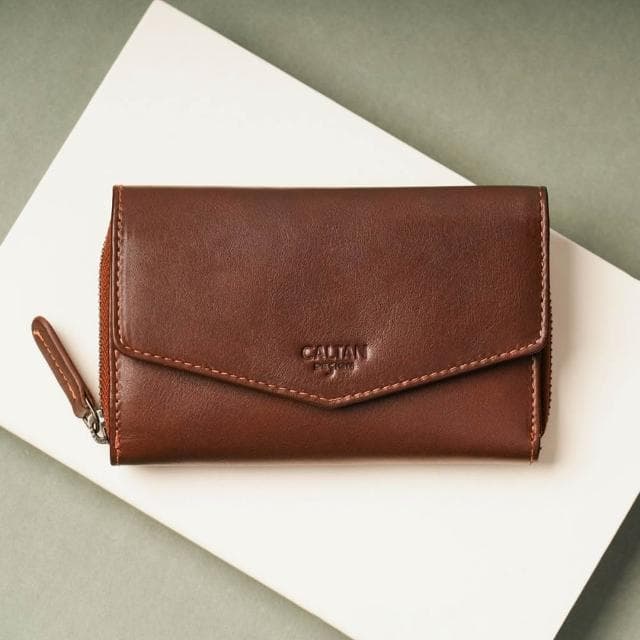 【CALTAN】CALTAN DESIGN | 信封三折扣式真皮中長夾 075192 兩色(真皮 中夾 錢包 皮夾 穿搭)