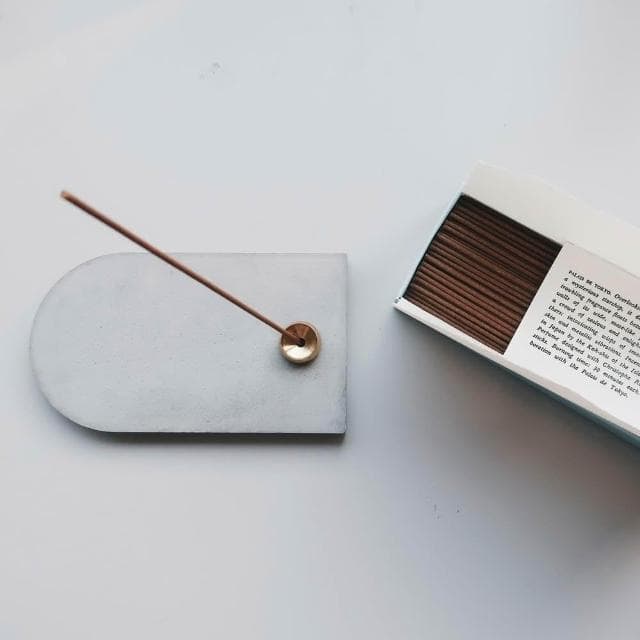 灰調 MIST 霧光|拱形黃銅圓座水泥線香盤・擴香盤