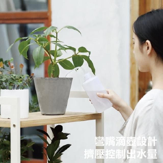 【蛋蛋購物】園藝按壓式尖嘴澆花瓶 500ml ( 深入土壤 滴嘴彎壺 尖嘴壺 植物 澆水器 澆水壺 擠壓瓶 塑膠瓶 酒精瓶 盆栽 )