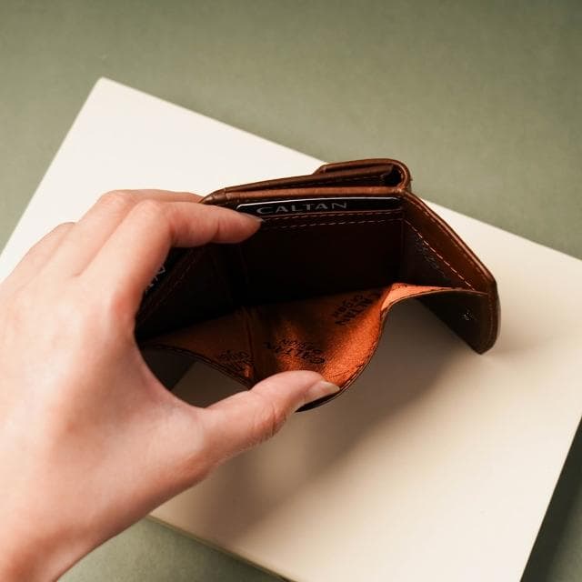 【CALTAN】CALTAN DESIGN | 序曲文藝雙扣真皮三折短夾 075334 兩色(真皮 中夾 錢包 招財 母錢包)