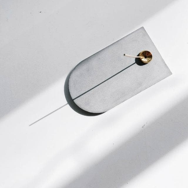 灰調 MIST 霧光|拱形黃銅圓座水泥線香盤・擴香盤