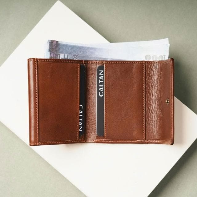 【CALTAN】CALTAN DESIGN | 曡影文藝雙層扣式真皮三折短夾 075351 兩色(真皮 中夾 錢包 招財 母錢包)