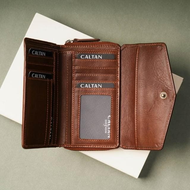 【CALTAN】CALTAN DESIGN | 信封三折扣式真皮中長夾 075192 兩色(真皮 中夾 錢包 皮夾 穿搭)